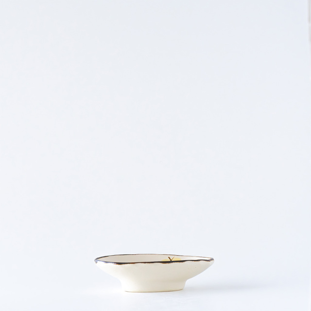 アトリエ モノラー｜ちょうちょ楕円高台小皿