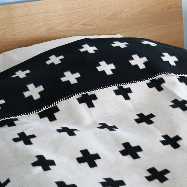 Pia Wallen/ピア・ヴァレン/Crossブランケット(L)(全2色)