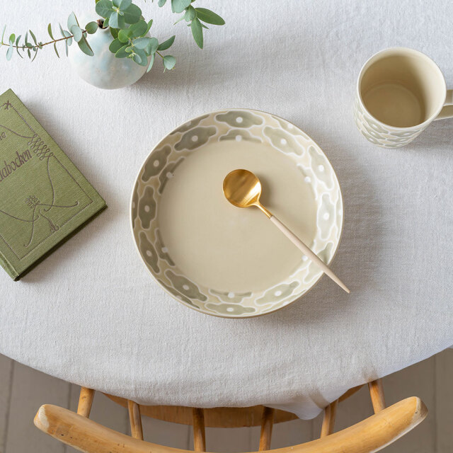 すこし屋｜プレート22cm フラワー COMFOTA 北欧雑貨店