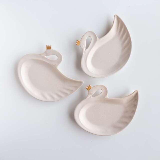 よしざわ窯｜冠をかぶった白鳥皿＜金彩＞ COMFOTA 北欧雑貨店