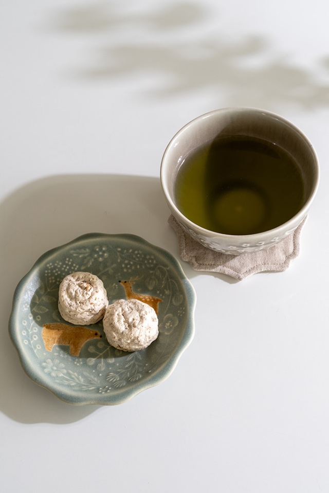 よしざわ窯｜くまとシカの草花小皿 薄緑（しっとり）