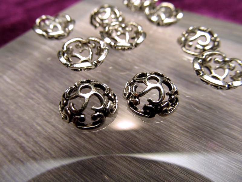 H20 ハイクォリティ メタルパーツ 花型 飾り金具 約１０mm 穴径1.5ミリ 10個入り 真鍮 シルバー