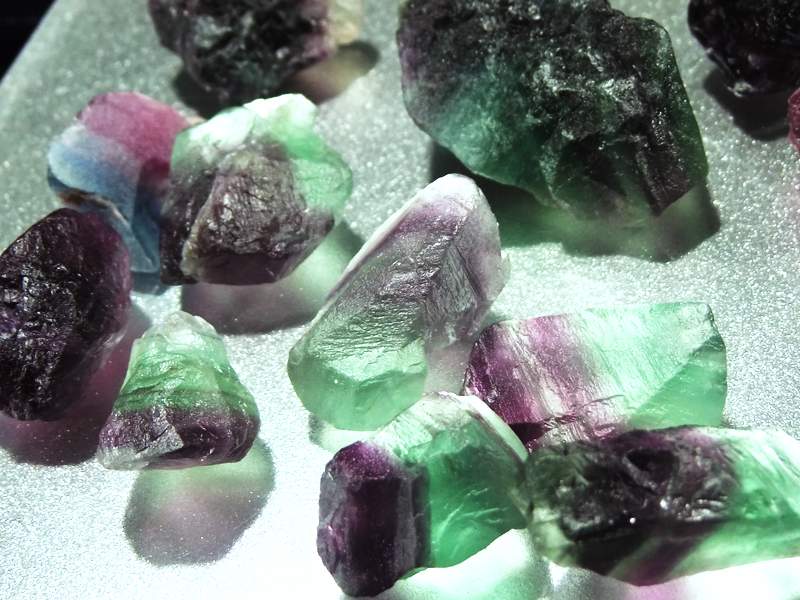 小サイズ ラフカットタンブル グリーン&パープル フローライト 200gセット 浄化用 インテリアに 粒の大きさ 約15mm-35mm 中国 浙江省産