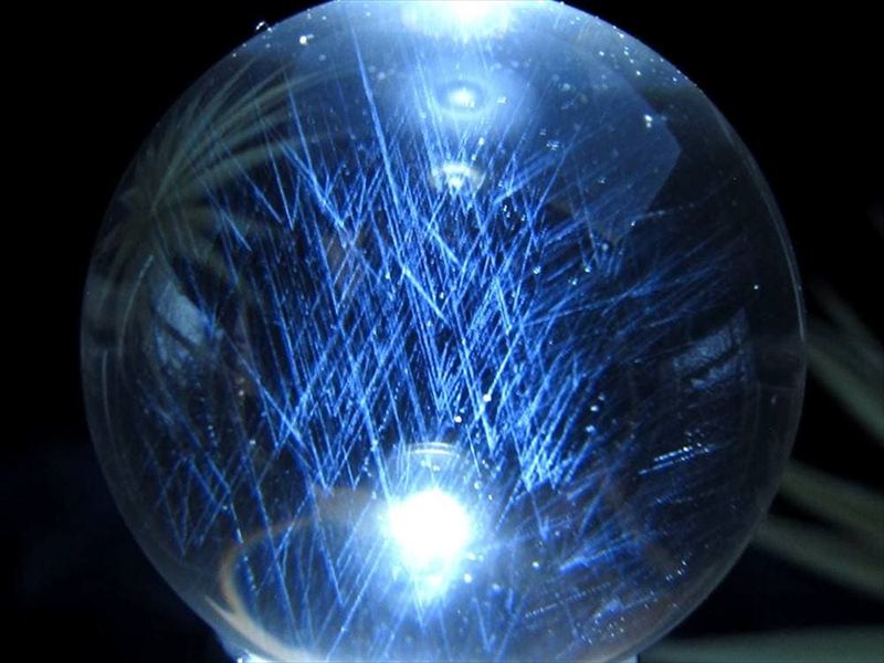 光に浮かぶ神秘のラダー 天然無垢水晶 丸玉 木製台座付き 重さ約43.1g 直径約31.4mm エンジェルラダークォーツ 完全透明 一切の曇りなし