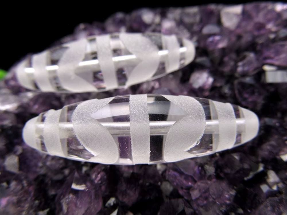 ミニサイズ水晶天珠 四線虎牙天珠 しせんこがてんじゅ 最大長さ約28mm前後 1個売り ギャンブル必勝・強運獲得・競争勝利 クリスタル製 パワーストーン 天然石