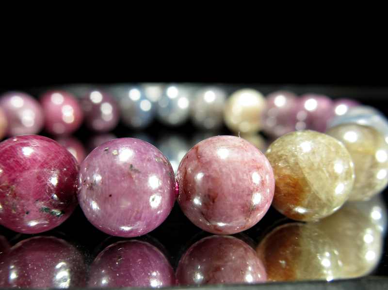 2A 人気ストーン大集結 MIX コランダム ブレスレット 8mm-8.5mm×23珠 鋼玉 ダークトーン 大人気のサファイア&ルビー贅沢MIX 世界4大宝石 富を引き寄せる石