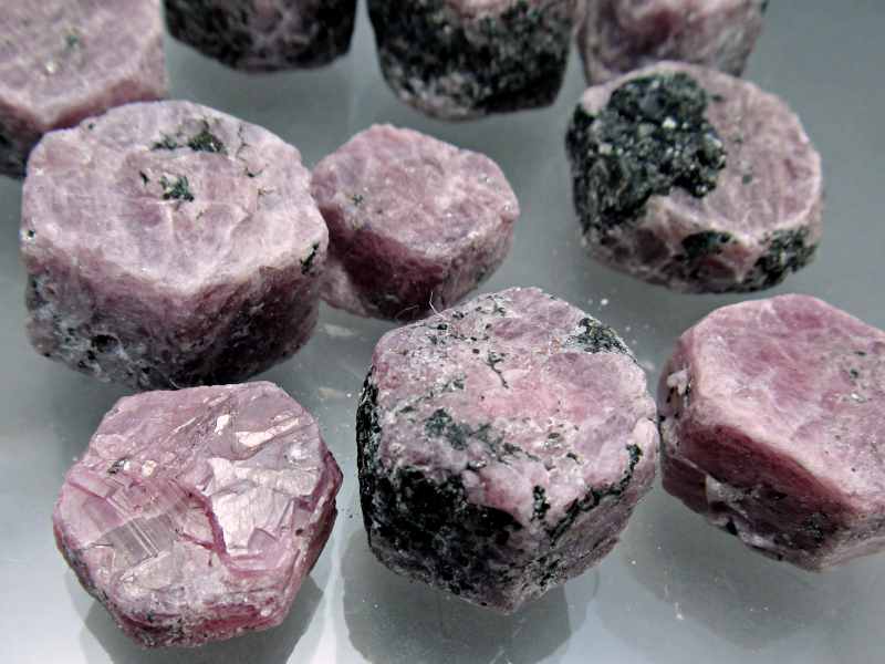 ブラックライトで光る ナチュラル ルビー 原石 六角タイプ 100g 約1.5~2.5cm 約8~11個入り 宝石の女王 勝利と情熱を象徴する石 コレクションや標本に