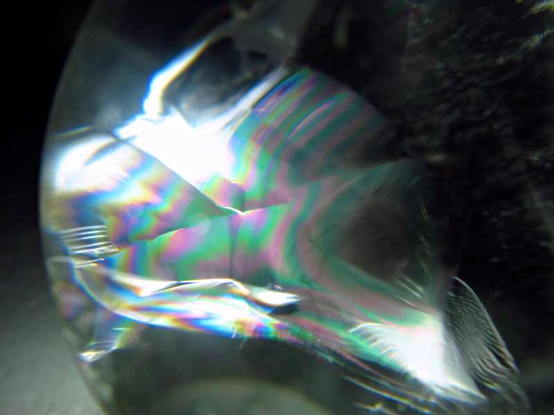 くっきり虹入り アイリスクォーツ 丸玉 台座付き 直径約42mm 重さ102g 虹色に輝くアイリスクォーツ 超透明天然水晶使用 希望で未来を照らす石 一点物