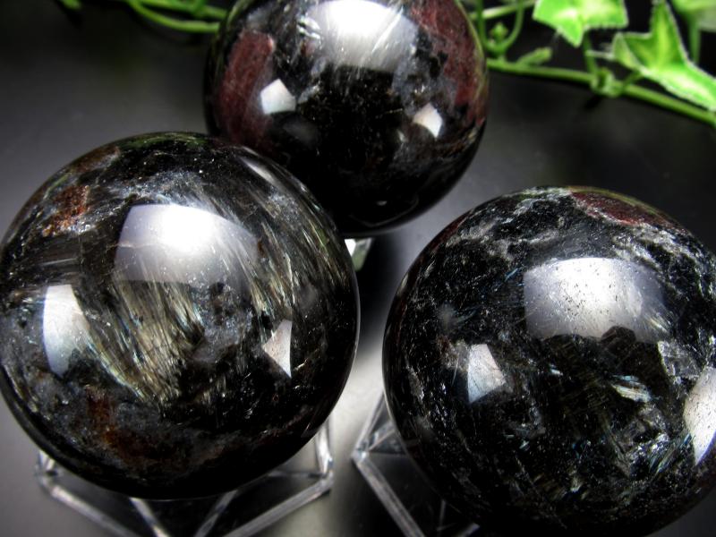 レアなガーネット入り ガーネットインヌーマイト 丸玉 直径約46mm-48mm 希少なガーネットとヌーマイトの共生 ブルー&ゴールドの輝き 太古の天然石