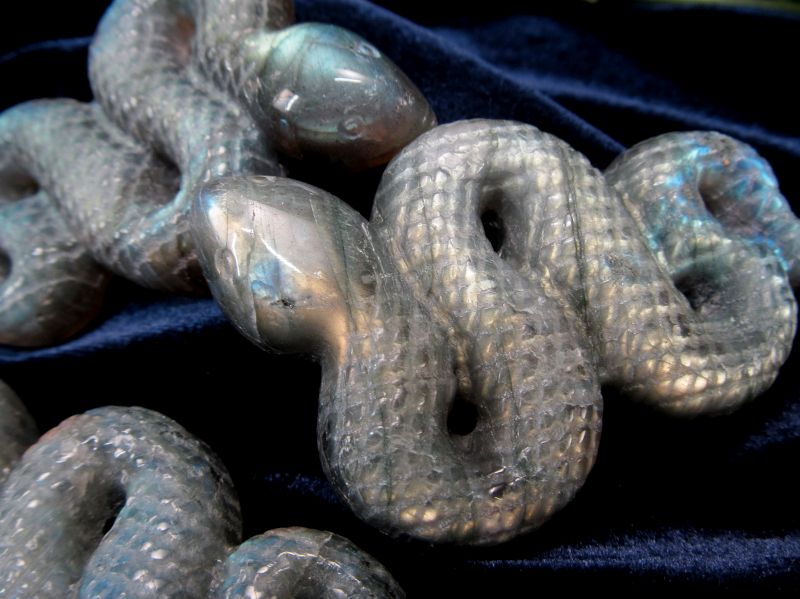 鮮やかレインボーシラータイプ ラブラドライト 蛇 彫刻置物 幅約60mm 約20g-35g シラーが美しい、縁起物 信念を貫く力 極上天然石 月や太陽を象徴する石