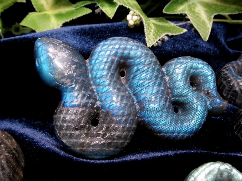 売切り価格 ラブラドライト 蛇 彫刻置物 幅約60mm 約20g-35g シラーが美しい、縁起物 信念を貫く力 極上天然石 月や太陽を象徴する石 へびの彫刻