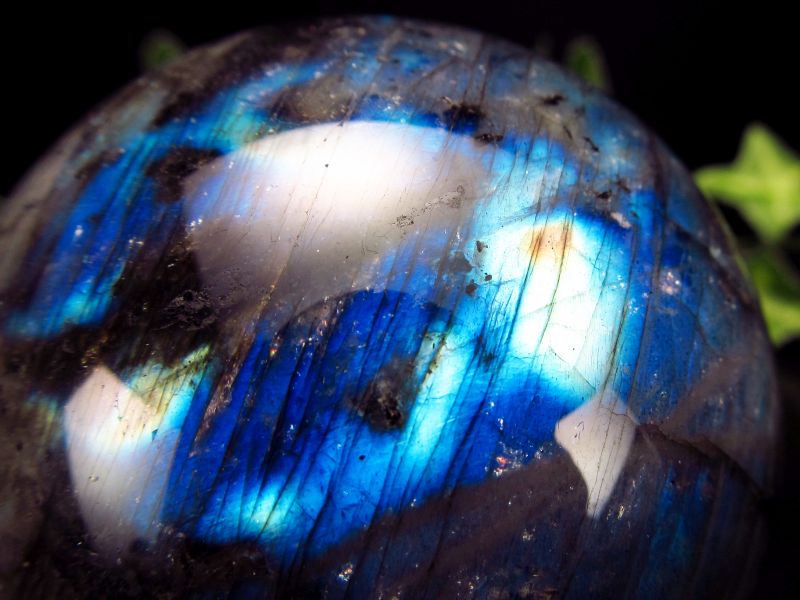 3A+ ラブラドライト 丸玉 台座付 直径約65mm 重さ390.5g 月と太陽を象徴する石 一点もの マダガスカル産