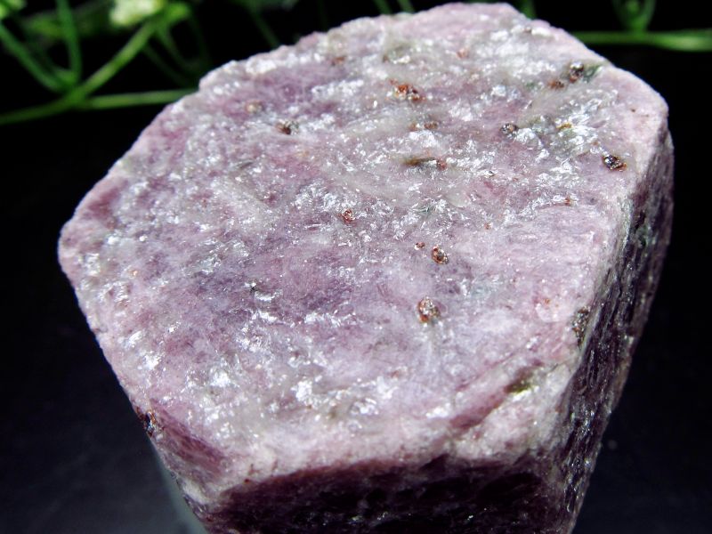 超希少 BIGサイズ 天然パープルサファイア(蒼玉)原石 幅45mm 重さ171.5g カリスマ性・勝利を呼ぶ石 カイヤナイト&マイカ共生 世界4大宝石の1つ 9月の誕生石