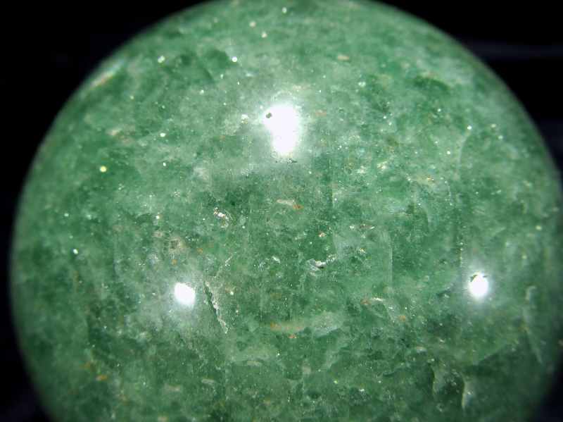 待望の再入荷・虹入り グリーン モスコバイト丸玉 台座付き 直径約60mm 重さ293g クロムを含む濃い緑色 キラキラと輝く癒しの緑色 一点もの クロム雲母