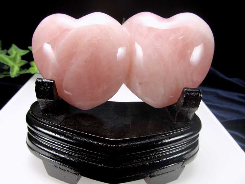 4A ピンク濃いめ ディープローズクォーツ ダブルハート型 置物 専用木製台座付 重さ208g ハート型 ソウルメイト パワーストーン 一点もの マダガスカル産