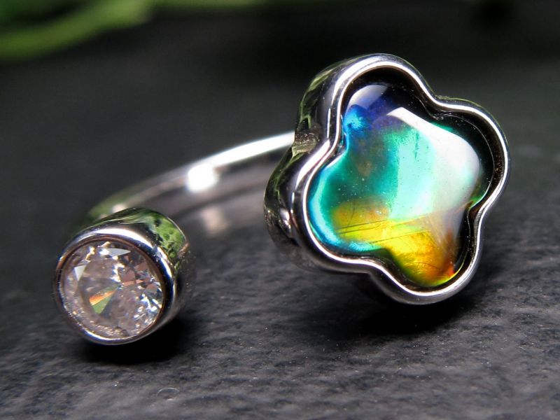 生物起源の宝石 5A アンモライト&ホワイトトパーズ クローバー リング フリーサイズ 約12号～17号 アンモライト部分縦横9mm ホワイトトパーズ部分直径5mm