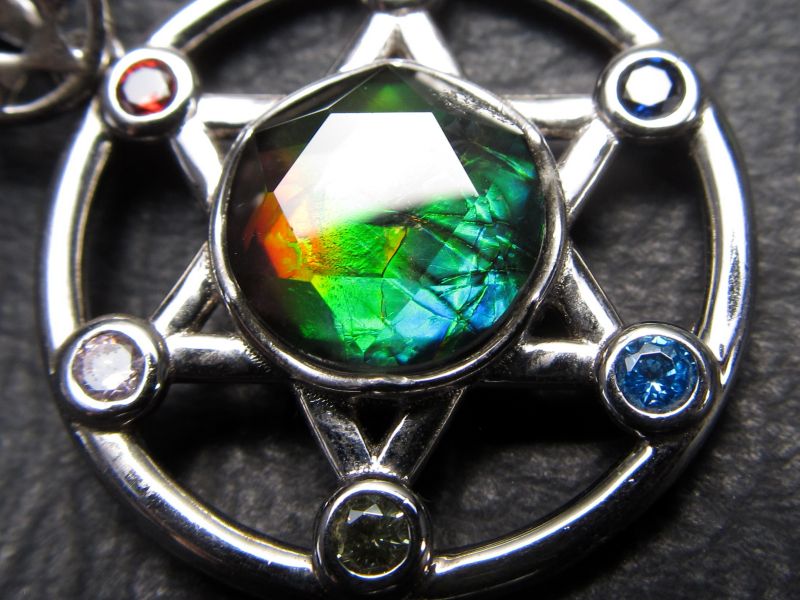 激レア アンモライト 六芒星&チャクラタイプ ペンダントトップ 外径24mm 石直径10mm 生物起源の宝石 幸運を呼び込む石