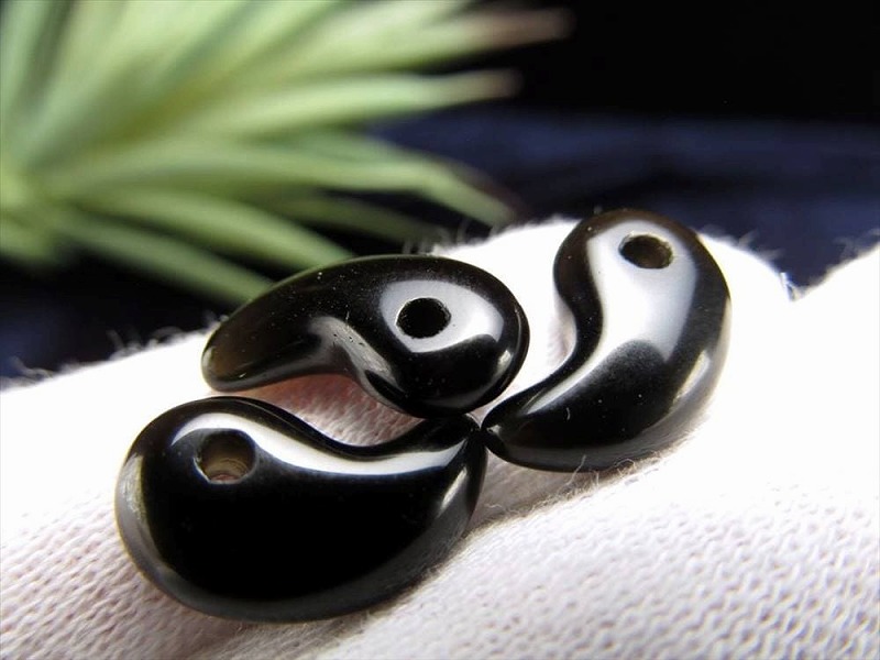 1個売り Sサイズ オニキス勾玉 まがたま 縦約14mm×横約9mm ブラジル産 パワーストーン 天然石