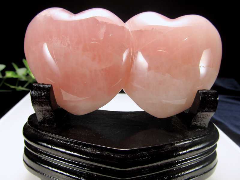 4A ピンク濃いめ ディープローズクォーツ ダブルハート型 置物 専用木製台座付 重さ214g ハート型 ソウルメイト パワーストーン 一点もの マダガスカル産