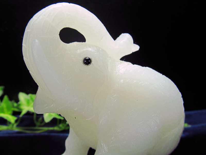 幸運の象徴 天然石 漢白玉 ゾウ 彫刻置物 最大幅約110mm 重さ464g 1点物 インテリアに 縁起物 パワーストーン 天然石