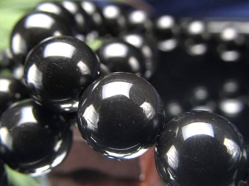 艶やかな漆黒の輝きが魅力 十勝石ブレスレット 約7.5mm-8mm×24珠前後 北海道の大地が育んだ希少な天然ガラス 国産の黒曜石 災厄を払い進むべき道を示す石