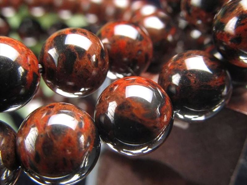 艶やかな黒光りと大胆に浮かぶ鮮やかな紅模様 花十勝石 紅十勝石 ブレスレット 約7mm-7.5mm×26珠前後 北海道の大地が育んだ希少な天然ガラス 国産の黒曜石