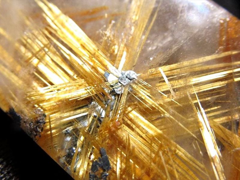太陽放射ルチル ゴールドルチルクォーツ フリーフォームタンブル 最大幅約33.3mm 重さ約19.6g 圧巻の放射状結晶 金運・勝負運の石 1点物 ブラジル産