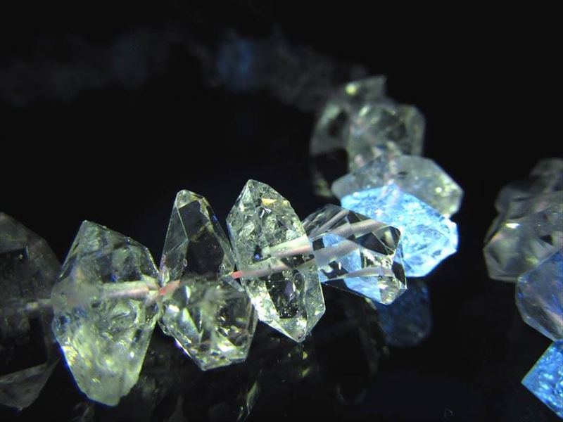 幻想的な蛍光発色 オイルインクォーツ 石油入り水晶 結晶ワイヤーブレスレット 約8.5mm-13mm 内径約16cm-18.5cm 古代の石油を内包した激レア水晶