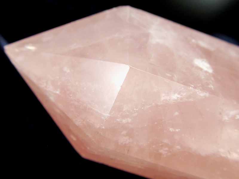 大きめサイズ ローズクォーツ ポイント 六角柱 専用木製台座付き 高さ310mm 重さ1207g ピンクの紅水晶ポイント ローズクォーツ 一点物 マダガスカル産