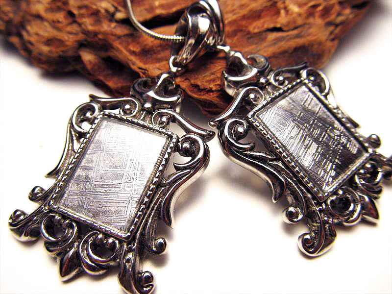 激安宣言 ギベオン スクエアレリーフ型彫刻 ペンダントトップ 縦約38mm 1個売り 隕石 メテオライト ナミビア・ハルダブ州産 geki-met1D11