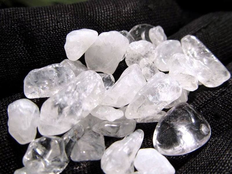希少原産地アンゴラ 小粒タイプ スノーホワイトクリスタル 白水晶 さざれ 1kg たっぷり粒の大きさの平均約3mm-8mm 4月の誕生石 万能ストーン アンゴラ産