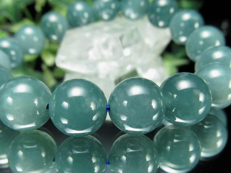 自然な黒緑の翡翠干支ペンダンy529173