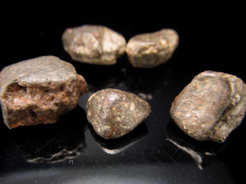 希少 限定入荷 5個セット サハラNWA869隕石(コンドライト隕石) 原石 証明書付 約13mm-21mm 合計重さ 20.4g 宇宙のエネルギーに溢れる神秘の贈り物 1点物 サハラ砂漠産 migi