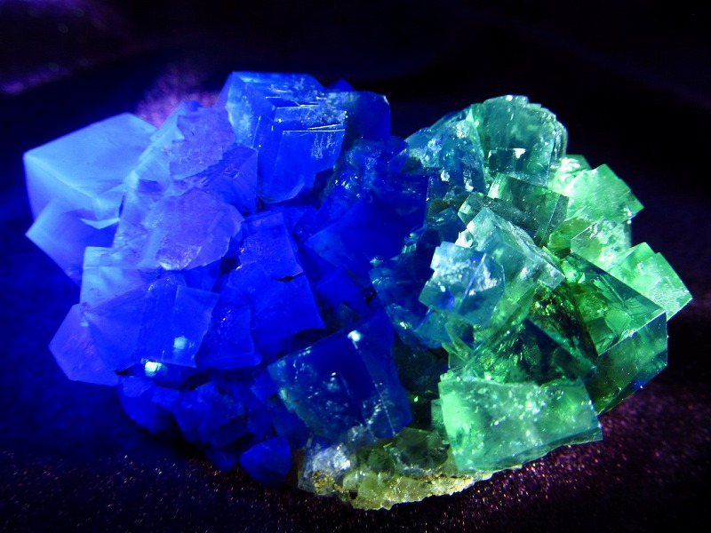 【蛍光 フローライト 結晶 原石】重さ80.4g 最大幅約61mm 魅惑の逸品 神秘的美しさの結晶群 透明感抜群！強蛍光蛍石 限定1点物 【イングランド・ダイアナマリア（Diana Maria）鉱山産】