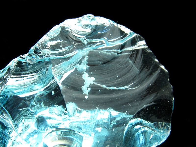 激レア 内包物入り アンダラクリスタル エレクトリックブルー ラフ原石 ピラミッドケース付き 最大31mm 重さ8.5g 地球が作り出した神秘のクリスタル 一点もの アメリカ・ネリーランド産