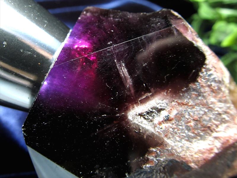 流通量極僅かな黒紫水晶 トラピッチェブラックシェブロンアメジスト原石ポイント 最大幅約80mm 重さ110.4g 2月の誕生石 美麗な山なり縞模様 ナチュラルトラピッチェアメジスト 一点もの ブラジル ロンドニア州産