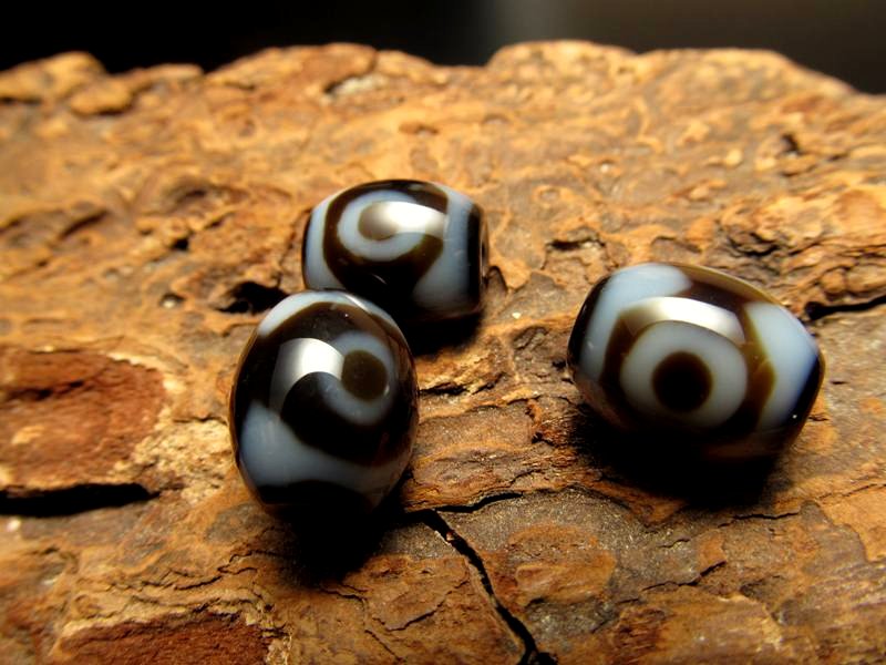 A至純天珠 小天珠 虎牙三眼天珠 こがさんがんてんじゅ サイズ:約12ミリ前後 1個売り te-s パワーストーン 天然石