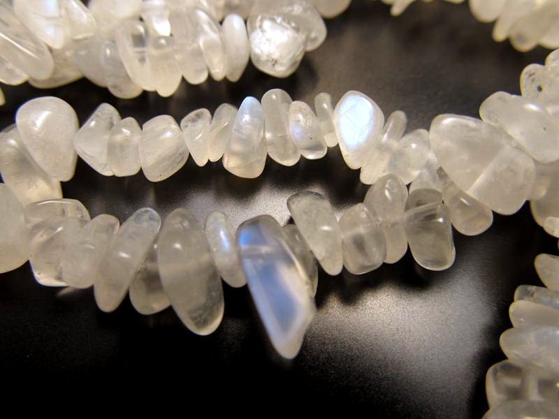 ムーンストーン さざれ 約4mm-13mm 一連 約78-80cm 透明美品 激安奉仕 ブルーシラー さざれ連 ネックレスなどに インド産 rn-p パワーストーン 天然石