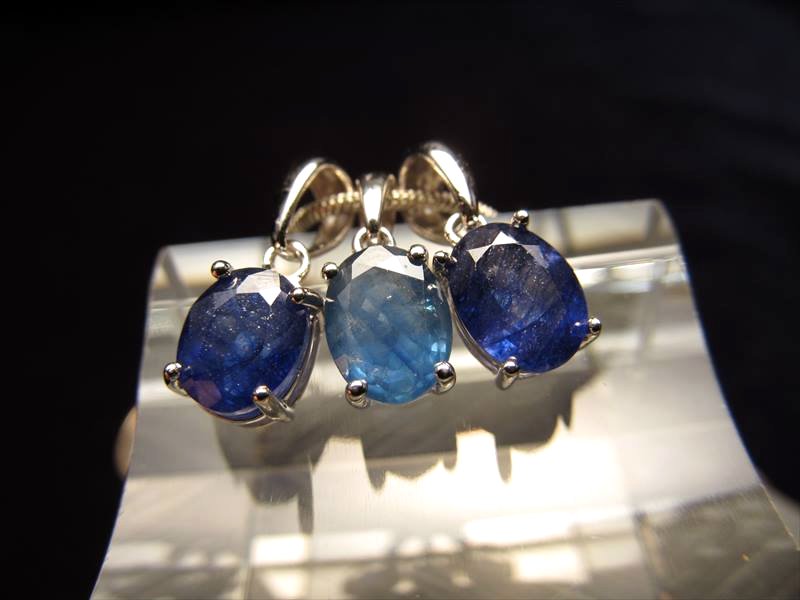 4A サファイア ペンダントトップ オーバルカット型 石サイズ縦約6mm前後 SILVER925 ミャンマー産