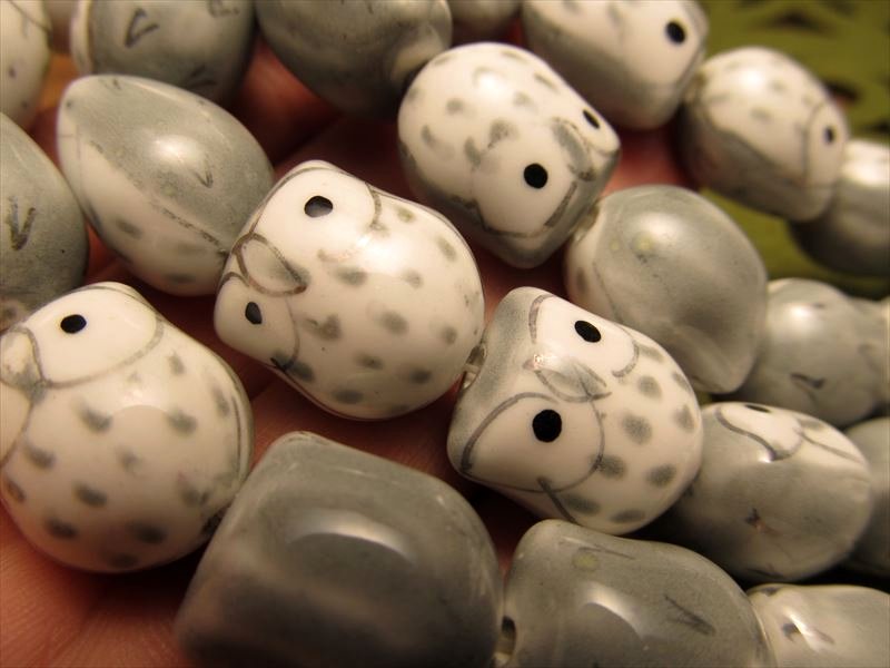 陶器製 ビーズ 人工 ふくろう型 約16mm 一連 約33cm 憎めない表情のキュートなふくろう 不苦労 知恵の象徴 手芸パーツにどうぞ rn-p パワーストーン 天然石