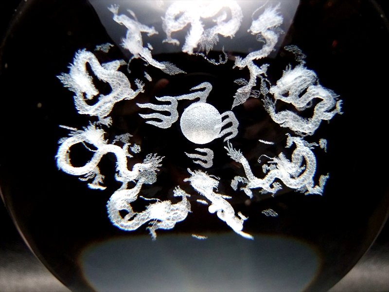 幻想的に浮かび上がった9匹の龍 クリスタルガラス製 人工水晶 レーザー彫刻の神龍 丸玉置物 直径約80mm 台座付き 九龍 ok-s inmy パワーストーン 天然石