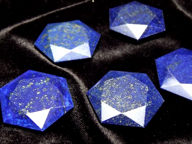 カットの美しい六芒星 アフガニスタン産ラピスラズリ 六芒星型ルースタンブル サイズ約29mm 重さ約8g前後 ポーチ付き tn- パワーストーン 天然石