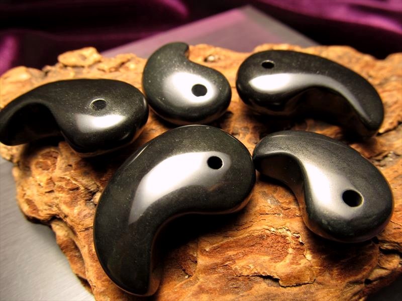 1個売り Sサイズ ブラックシリカ勾玉 縦約25mm前後 勾玉形 御守りにも 二酸化珪素 炭素などを含む黒鉛珪石 北海道産 パワーストーン 天然石