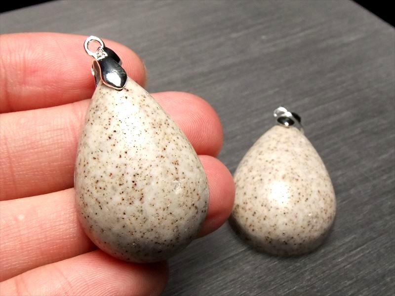 北投石 ペンダントトップ ドロップ型 縦約35mm×横約23mm 心身を癒す人気ストーン マイナスイオン測定済み ホクトライト 台湾産 pe-s