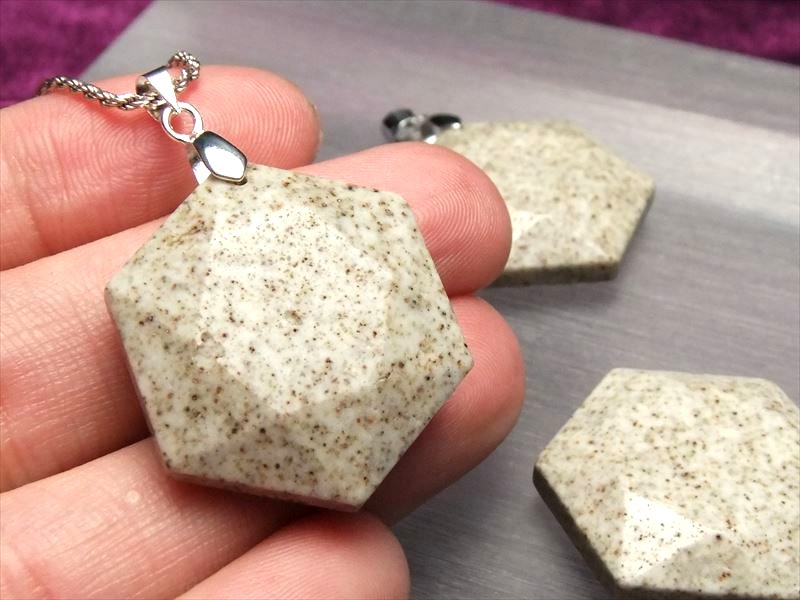 希少 北投石 六芒星ペンダントトップ 心身を癒す人気ストーン マイナスイオン測定済み 台湾産 縦約25mm-30mm、重さ 約5g-10g ホクトライト pe-s