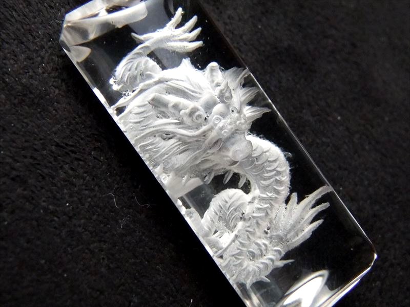 天然水晶 龍彫り ペンダントトップ サイズ 縦約35mm-37mm×幅約15mm 青竜 クリスタルトップ