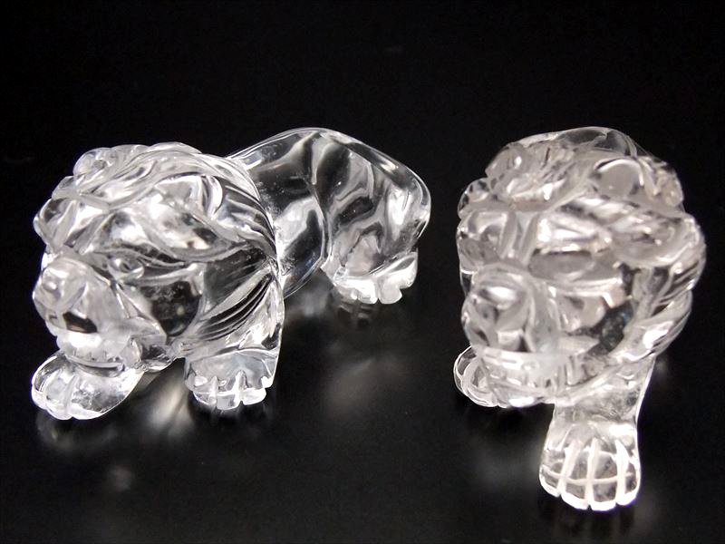 2匹セット ヒマラヤ産天然水晶 獅子 彫り置物 長さ50mm前後 1体の重さ40g前後 魔除け 邪気除けの神獣 超透明 ヒマラヤ産 ok- パワーストーン 天然石