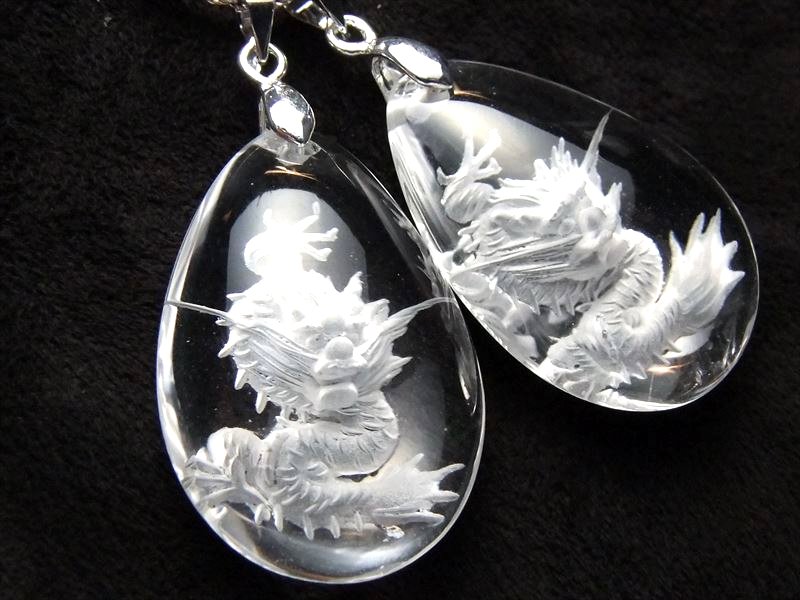 迫力 繊細手彫り 昇り龍 ドロップ型 天然水晶 龍彫り ペンダントトップ サイズ 縦約32ミリ×幅約22ミリ 青竜 クリスタルトップ