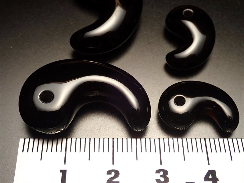 1個売り 小サイズ S モリオン 黒水晶 最強の魔除け・邪気払いの石 モリオン 黒水晶 勾玉 まがたま 縦約15-20mm×12mm チベット産 パワーストーン 天然石
