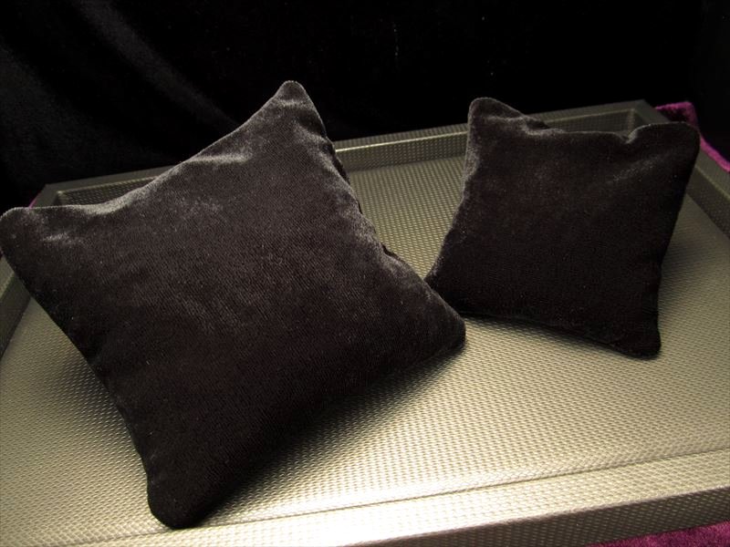 たっぷり天然水晶さざれ入り ベロア調の置物用座布団 Mサイズ 約10×10cm 厚さ約3cm 激安 新入荷 丸玉・ブレスレット・アクセサリーの万能浄化